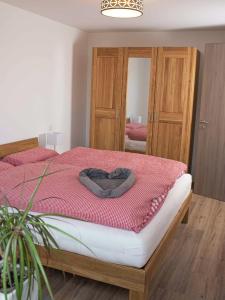 een slaapkamer met een bed met een roze deken bij Bantlehof in Niedereschach