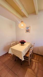 ガラルグ・ル・モンテュにあるLa villa De Lina 508 -Self Check In -の花瓶付きのダイニングテーブル