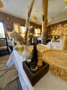 ブマルヌにあるRiad Sahara Stars Dadesの花瓶が置かれたテーブルが置かれた部屋