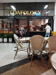 un grupo de sillas frente a un restaurante en Gold Crest Mall One bedroom Penthouse Apartment DHA Lahore, en Lahore