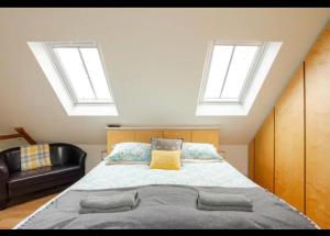 馬梅斯伯里的住宿－Stans Place Self Catering Cottage，一间卧室设有一张大床和两个窗户