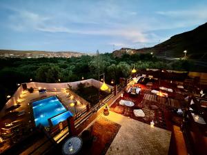 - une vue sur la terrasse et la piscine dans l'établissement Riad Sahara Stars Dades, à Boumalne