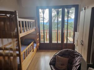 a room with a bunk bed and a balcony at Grand studio à Valberg à 5 mn à pied des pistes - Idéal famille de 4 personnes in Guillaumes
