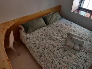 1 dormitorio con 1 cama con cabecero de madera en Naturaleza en casa para grupos, descansa y disfruta, en Ayelo de Rugat