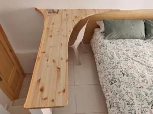 1 dormitorio con escritorio de madera junto a la cama en Naturaleza en casa para grupos, descansa y disfruta, en Ayelo de Rugat