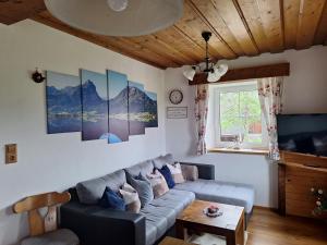 ein Wohnzimmer mit einem Sofa und einem Tisch in der Unterkunft Loitzbauer Ferienwohnungen in Sankt Gilgen