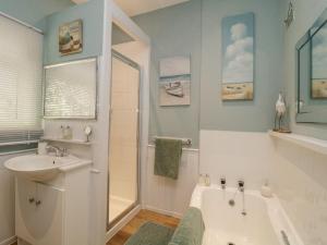 Bilik mandi di Raven Cottage +35 gambar