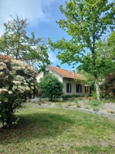 een wit huis met bomen en een tuin bij Maison Bel Air in Moliets-et-Maa +24 foto's
