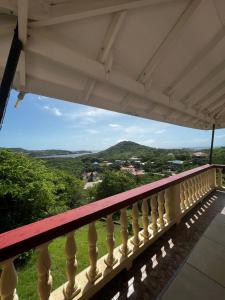 una vista desde el balcón de una casa en Caribbean Breeze, en Gros Islet