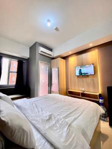 - une chambre avec un lit et une télévision à écran plat dans l'établissement Goodroom apartement, à Padurenan