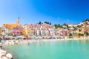 une plage avec une foule de gens dans l'eau dans l'établissement Cas'Azur, à Menton 9 autres photos