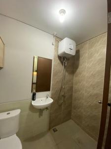 La salle de bains est pourvue de toilettes et d'un lavabo. dans l'établissement Goodroom apartement, à Padurenan