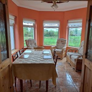 Posezení v ubytování Spacious 6-Bed House 10 minutes from Knock Airport