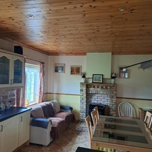 Posezení v ubytování Spacious 6-Bed House 10 minutes from Knock Airport