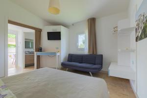 una camera con letto e sedia blu di Casetta Margherita a Otranto