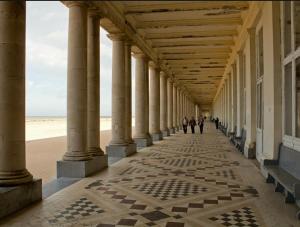 a row of columns on a building next to the beach at Villa Frans Luxe appartement 4 slpk in Ostend