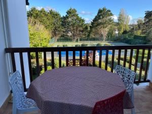 キブロンにあるPlages et Centre Ville à pieds...の眺めの良いバルコニーにテーブルと椅子が置かれている