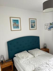 キブロンにあるPlages et Centre Ville à pieds...のベッドルーム1室(青いヘッドボード付) +36枚の写真