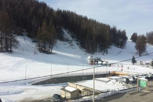 una pista sciistica coperta da neve con impianto di risalita di Studio à Valberg pour 4 pers face aux pistes a Péone Altre 4 foto