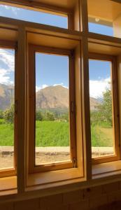 ventana con vistas a la montaña en Home of golden oriole, en Hunza