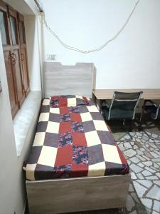 Кровать или кровати в номере Pratima Boys Pg