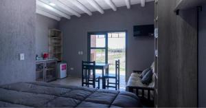 マイプにあるVista Chachingo Lodgeのベッドルーム1室(ベッド1台、テーブル、椅子付)
