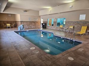 a large swimming pool in a hotel room at Comfort Inn & Suites Ankeny - Des Moines in Ankeny