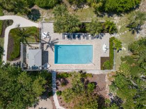 an overhead view of a swimming pool and trees at Grandma Dot's House- Marina Villa with Pool and Bikes in Sanibel