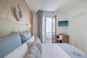 Postel nebo postele na pokoji v ubytování Hotel Soffio D'Estate