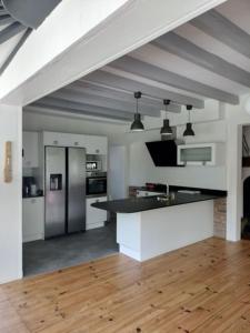 een keuken met een zwart aanrechtblad in een kamer bij Maison Bel Air in Moliets-et-Maa