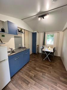 Kuchyň nebo kuchyňský kout v ubytování Tiny House avec terrasse