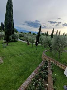 uma vista para um jardim com árvores e arbustos em La Casa delle Rose em Terranuova Bracciolini