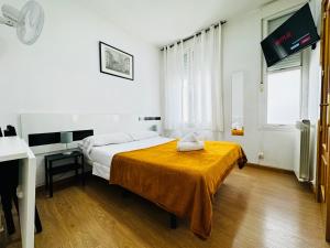 マドリードにあるCH Rayuelaのベッドルーム1室(黄色い毛布付きのベッド1台付)