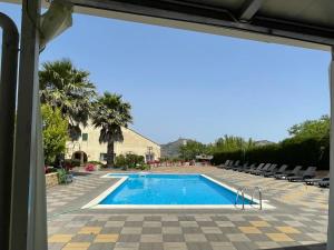 vistas a una piscina con sillas y a una casa en 6 bedrooms villa with private pool enclosed garden and wifi at Enna, en Enna
