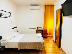 Habitación de hotel con cama y TV en CH Rayuela, en Madrid