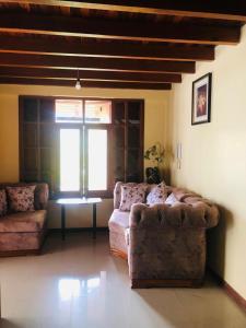 - un salon avec un canapé et une table dans l'établissement CASA DE CAMPO HOSPEDAJe, à Ambato