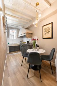 O bucătărie sau chicinetă la San Pier Maggiore Suite