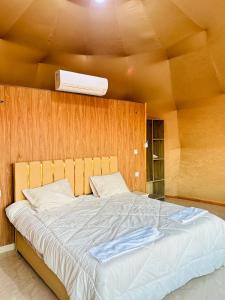 Katil atau katil-katil dalam bilik di Amir Rum luxury tents