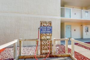 un edificio con un cartello accanto a un muro di Atlantic Sands Condos a Cocoa Beach