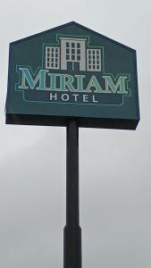 una señal para un hotel Morgan en un poste en Miriam Hotel, en Bismarck
