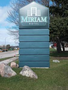 una señal para un hotel munciana sentado en el césped en Miriam Hotel, en Bismarck