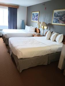 Un pat sau paturi într-o cameră la Miriam Hotel