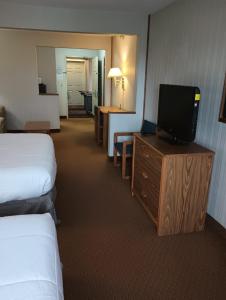 Habitación de hotel con 2 camas y TV de pantalla plana. en Miriam Hotel, en Bismarck