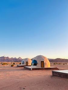 dos domos en medio del desierto en Amir Rum luxury tents, en Wadi Rum
