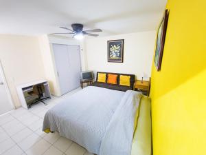 um quarto com uma cama e uma ventoinha de tecto em Esquina del Pintor em Guadalajara