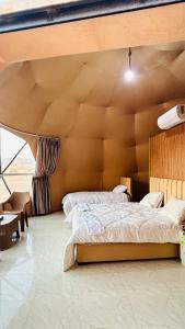 um quarto com uma cama grande e uma parede de madeira em Amir Rum luxury tents em Wadi Rum