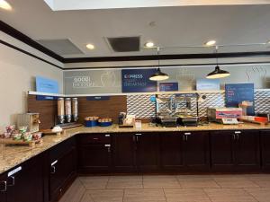 O bucătărie sau chicinetă la Holiday Inn Express