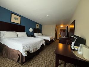 Holiday Inn Express في Belle Vernon: غرفه فندقيه سريرين وتلفزيون