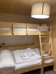 Ce lit superposé se trouve dans un dortoir doté de serviettes. dans l'établissement Chalet Serin, à Saint-Jean-dʼAulps