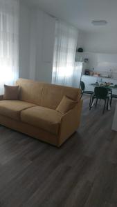 ein braunes Sofa im Wohnzimmer in der Unterkunft Welcome Appartamenti in Matera